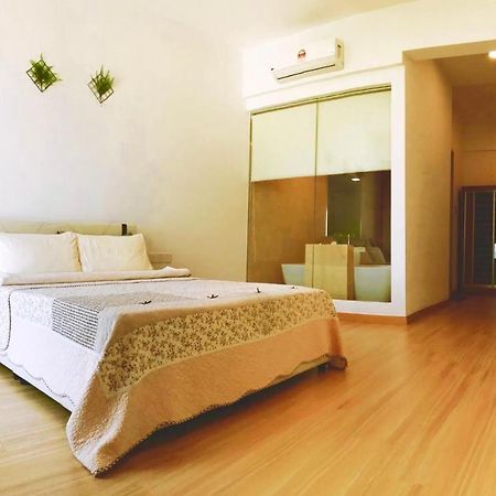 Luxury Seaview Family Suite By Little Cabin George Town Exteriör bild